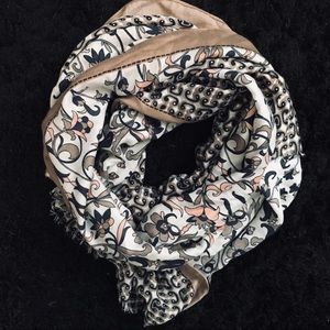 Lightweight multi-pattern scarf